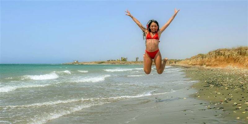 海辺の女性