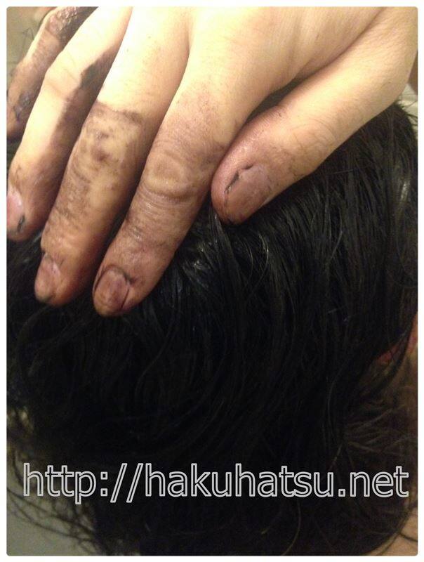 白髪染めトリートメントで分け目を染める美容師パパ本人の塗り方
