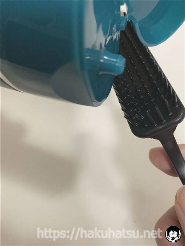 利尻カラークリーム体験　専用ブラシにクリームのせる