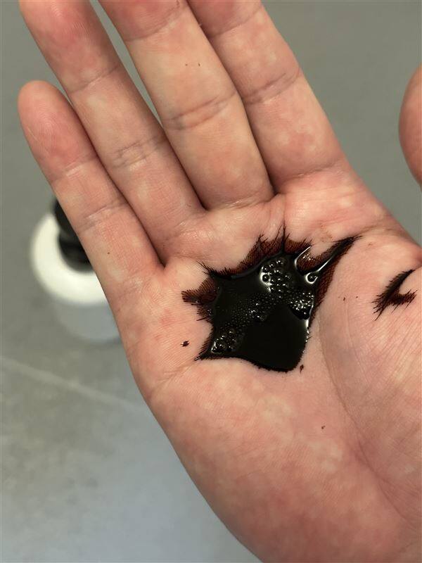 リシリアフレル　カラーシャンプー中のシャンプーを手に出して確認