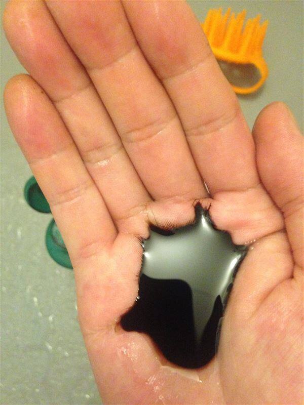 利尻カラーシャンプー中のシャンプーを手に出して確認