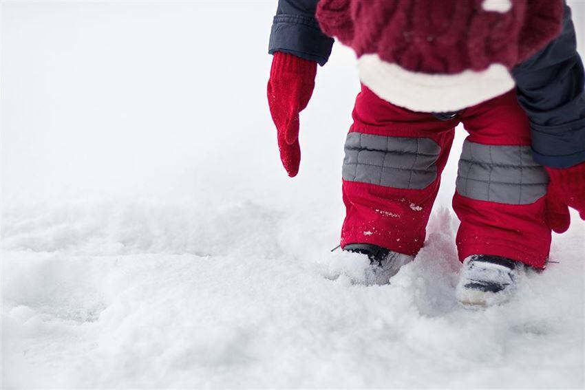 白い雪の上の子供