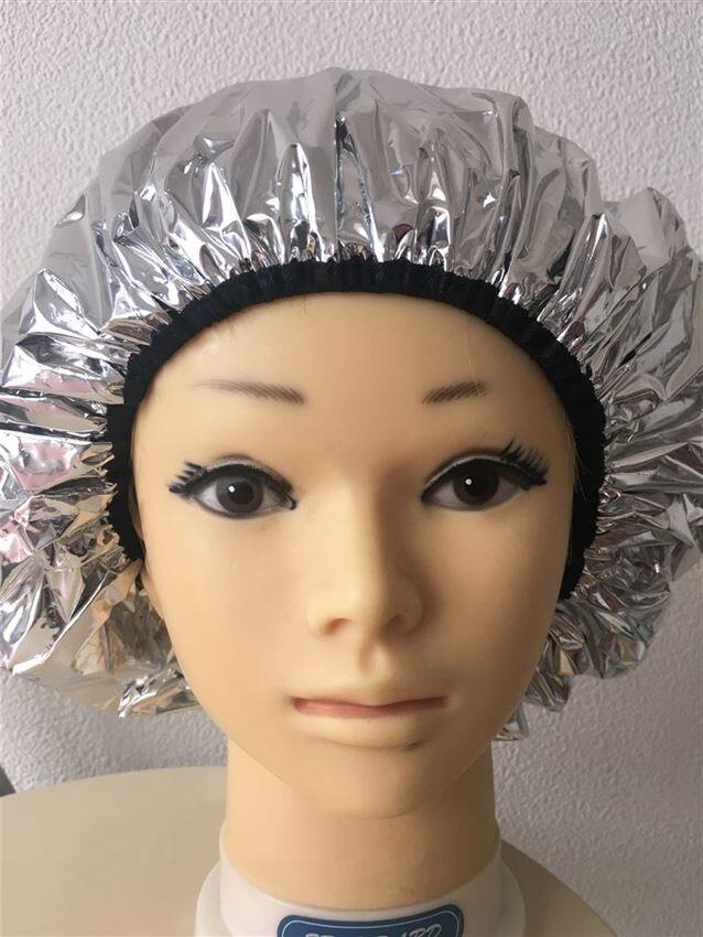 ヘアキャップをかぶったモデルウイッグ