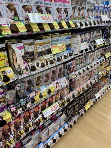 ドラッグストアにずらりと並ぶ白髪染めの商品の例