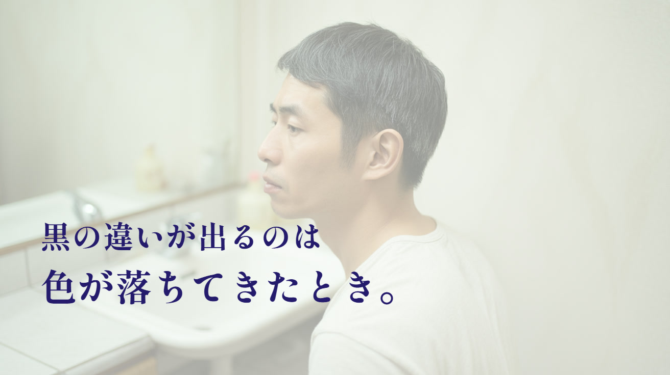 洗面所の鏡の前で、こめかみの生え際の白髪を見つめて確かめている男性